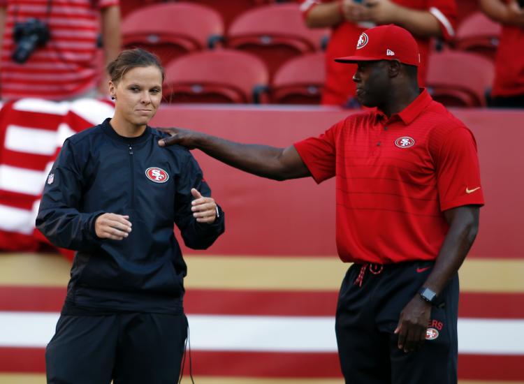 Primera entrenadora declarada gay debuta en la NFL