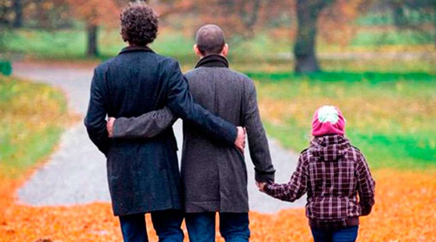 Busca familia gay regia adoptar en #Coahuila