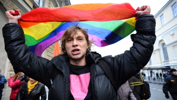 Denuncia ruso torturas a gays en Chechenia