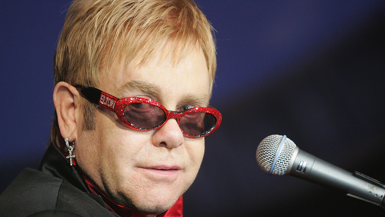 Premia Harvard a Elton John por lucha vs VIH