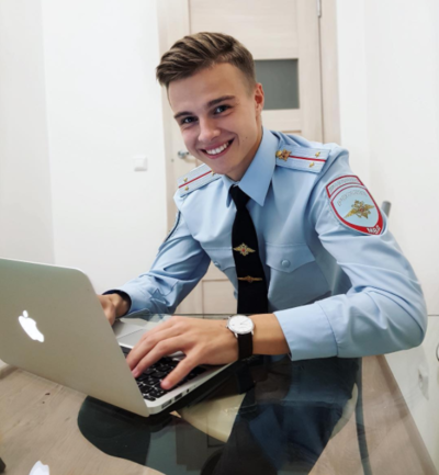 Seguro querrás que este sexy oficial te arreste
