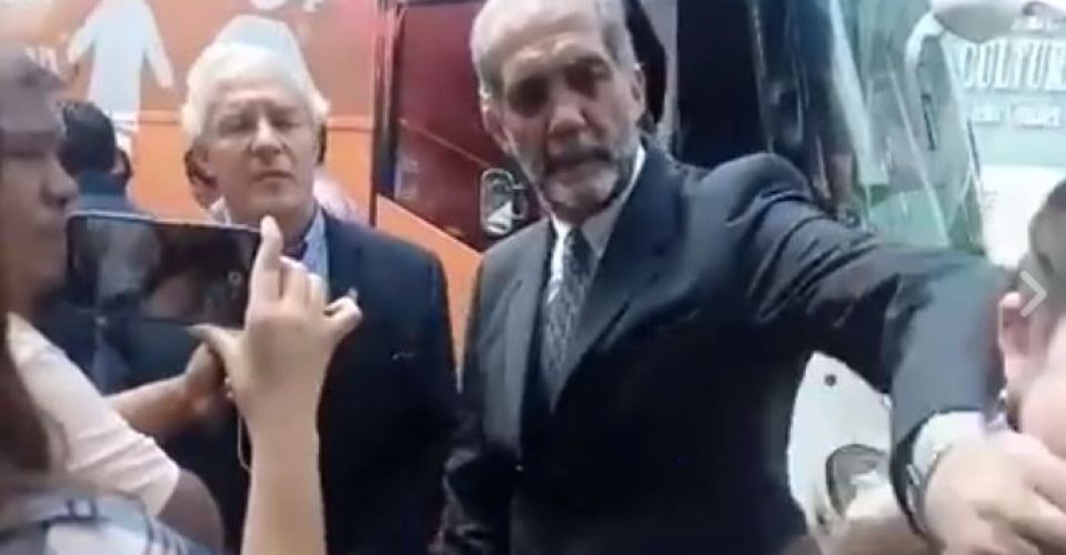 Demanda activista LGBT a expresidente del Frente Nacional por la Familia