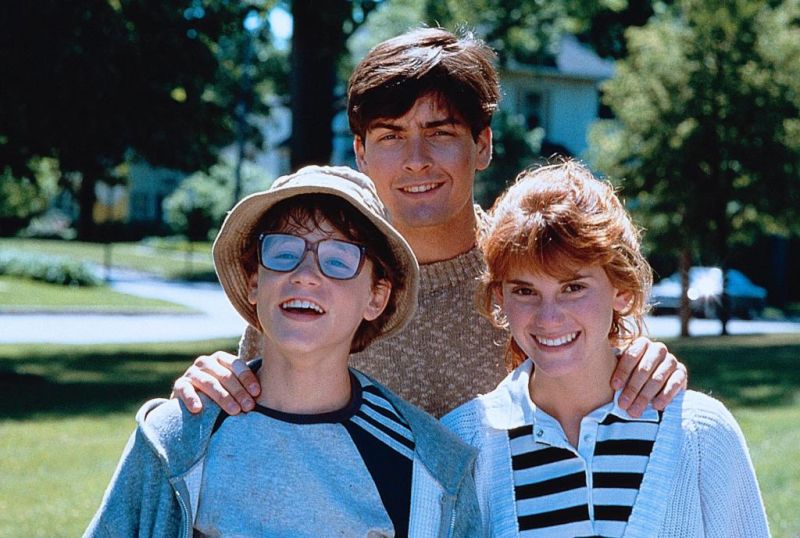 Acusan a Charlie Sheen de tener sexo con actor de 13 años