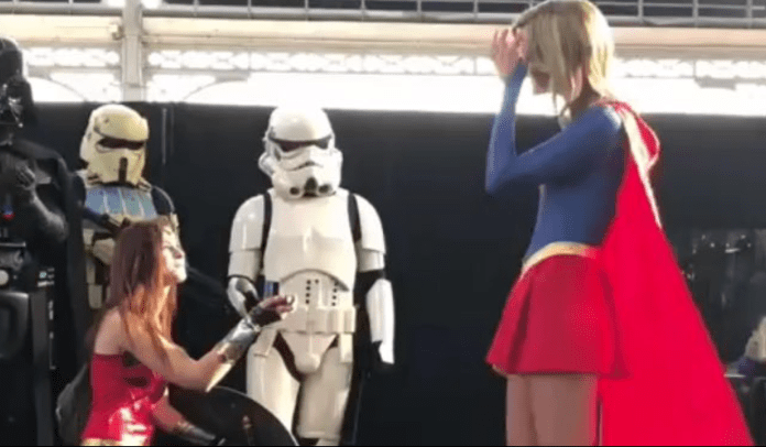 La Mujer Maravilla y Supergirl se han comprometido en el Cómic-Con