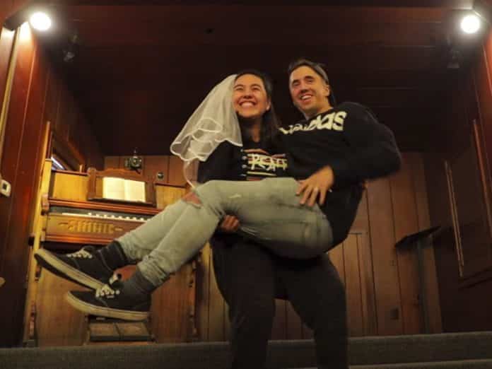 Una Youtuber bisexual se casa con el novio de su hermana para trollear a su familia