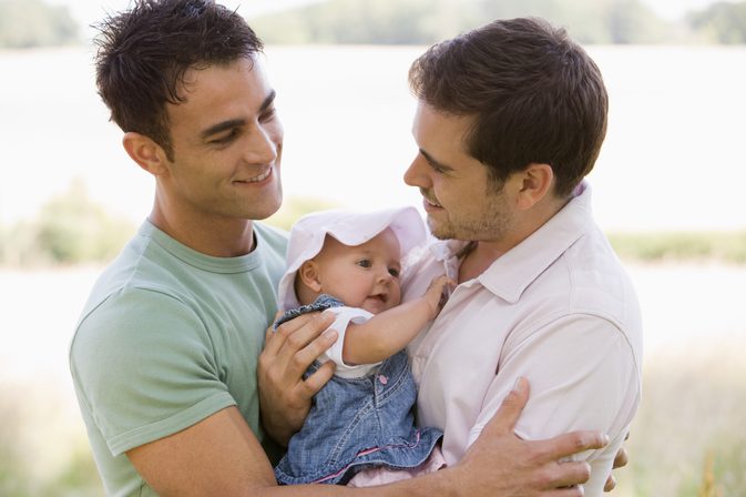 ¿Una pareja gay podría tener hijos propios?