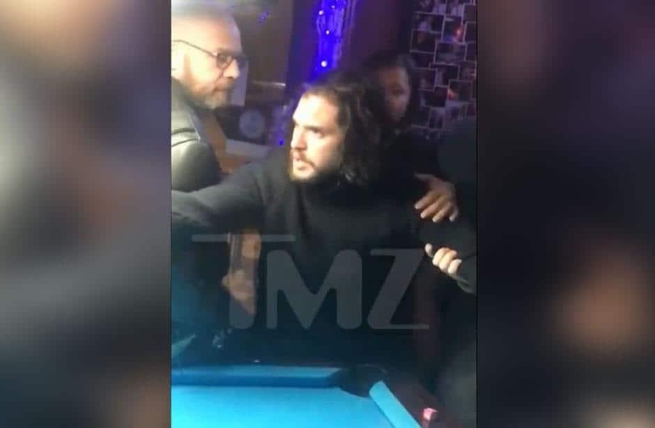 Corren a Kit Harrington de bar por mala copa