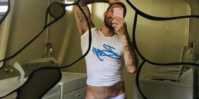 Su mamá envió sus fotos “reveladoras” al carpintero y le consiguió una cita