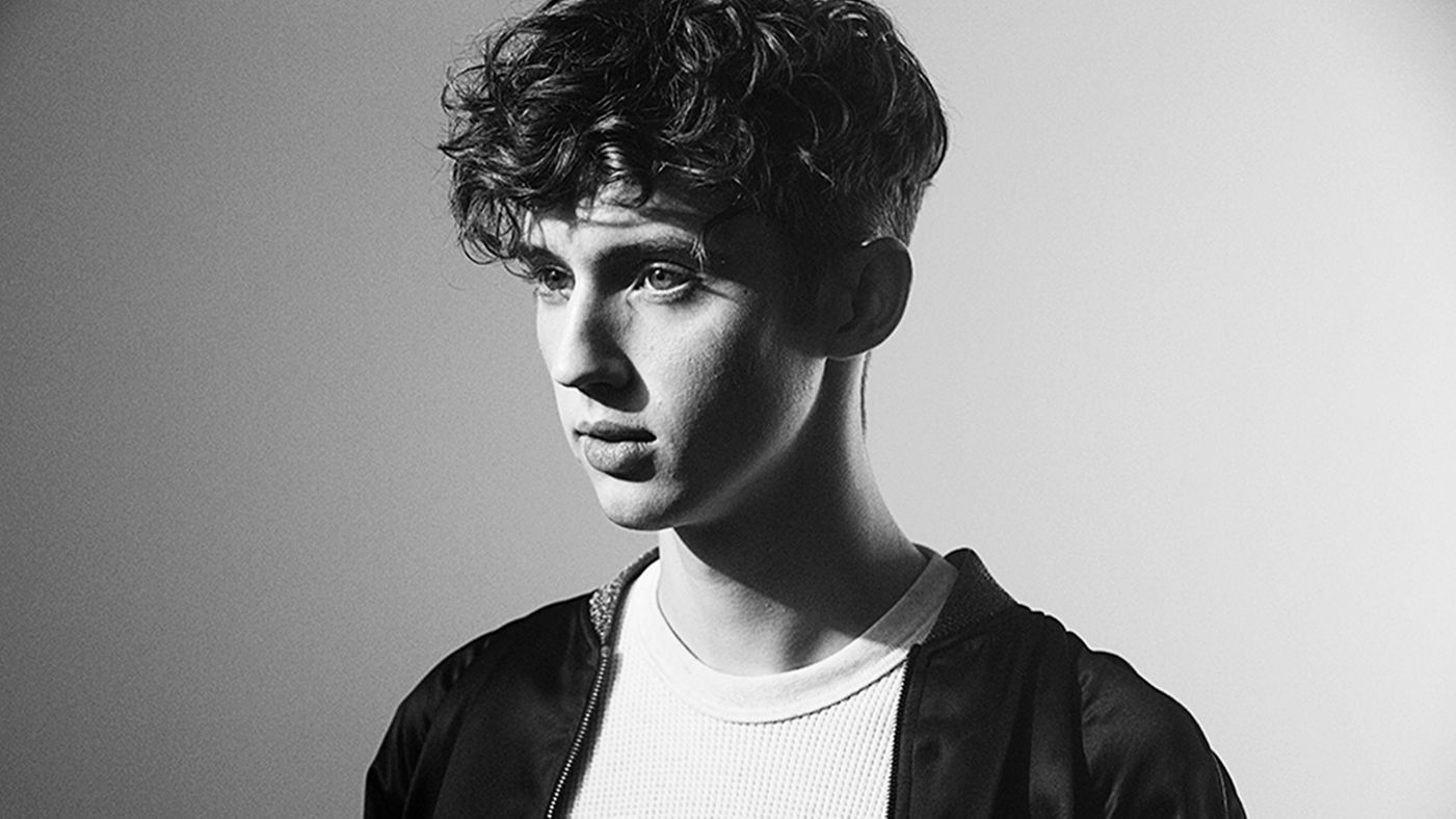 Troye Sivan fotografiado tirando regalos de fans a la basura