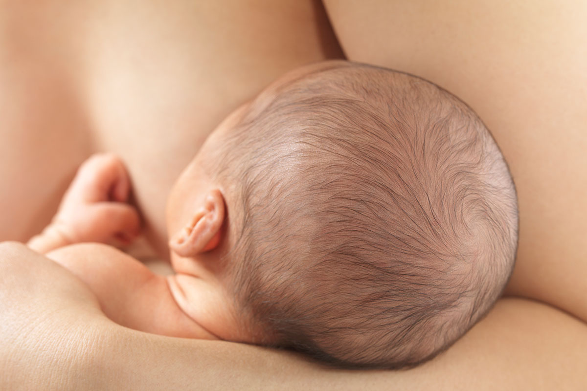 Logran que mujer trans amamante a un bebé por primera vez ¡Gracias a la ciencia!