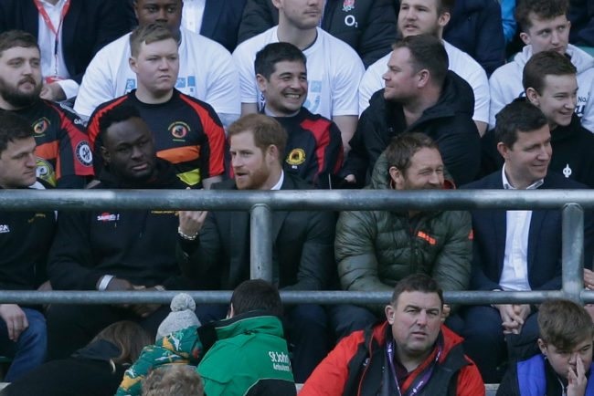 ¡Bravo! El Principe Harry como ejemplo de inclusión convive con equipo gay de Rugby