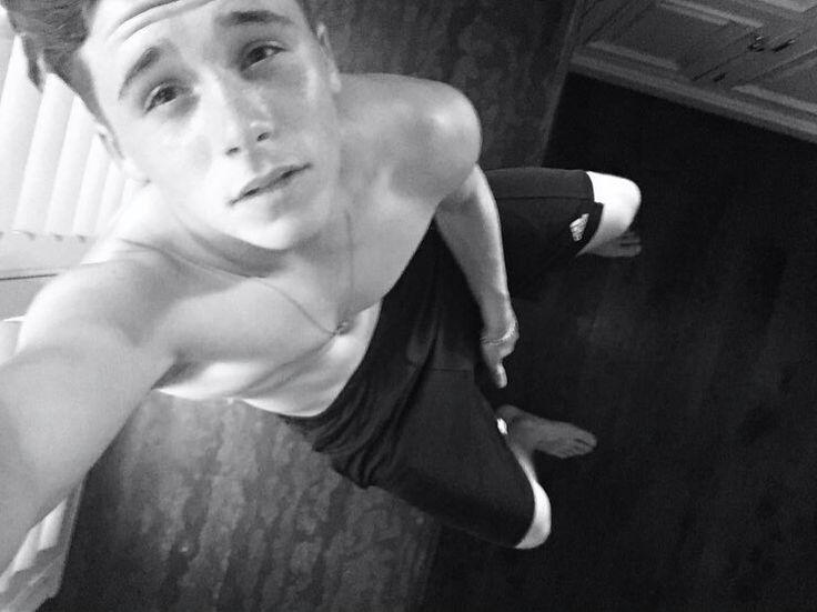 Conoce la rutina que ha convertido a Brooklyn Beckham en el hombre de nuestros sueños