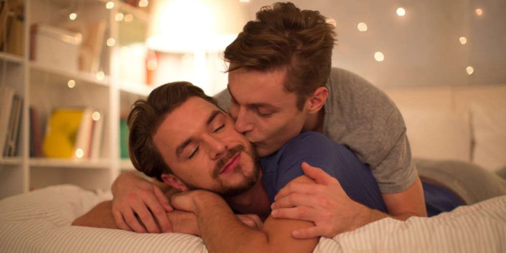 ¿A qué edad pierden la virginidad los hombres homosexuales y bisexuales?