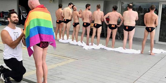 Emotiva propuesta de matrimonio de un hombre a su novio nadador