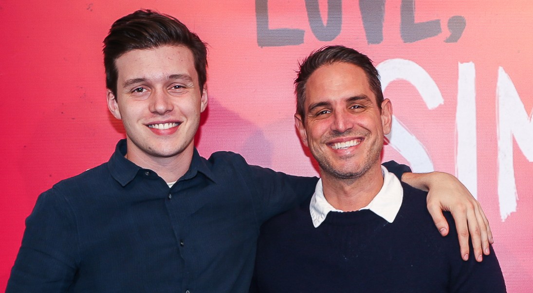 Director de Love Simon trabaja en nueva serie con protagonista bisexual