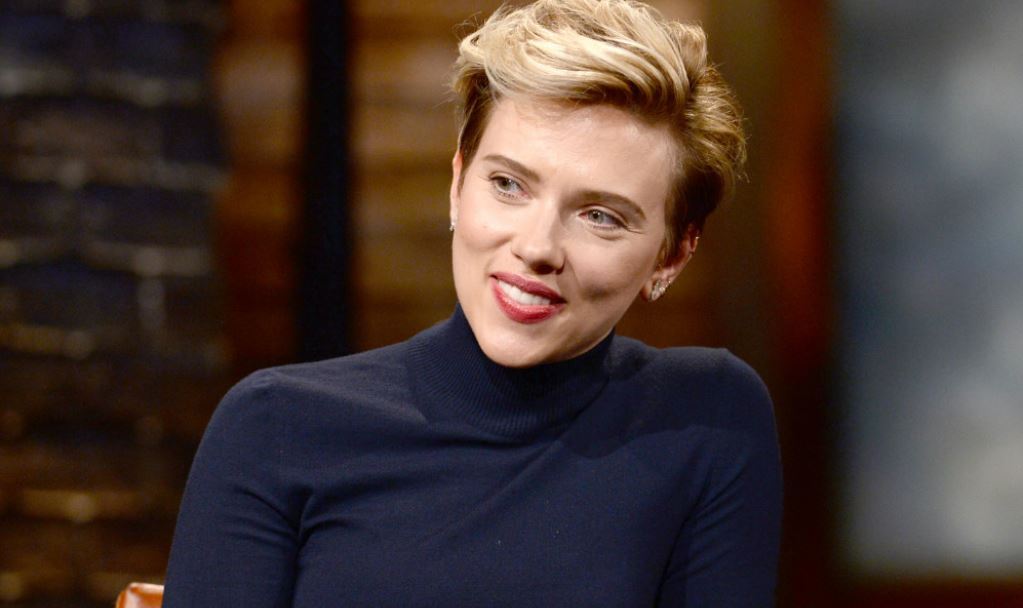 Scarlett Johansson renuncia a interpretar a hombre trans en una película tras ser objeto de críticas