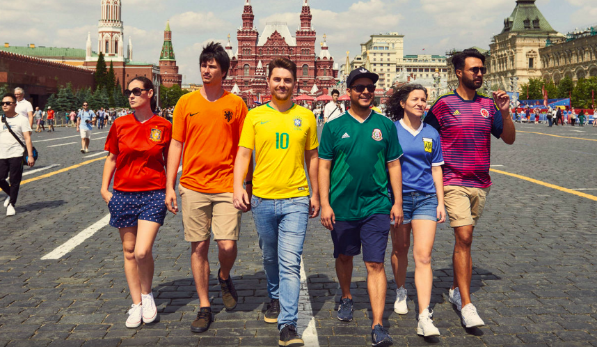 Así colaron la bandera arcoíris en Rusia seis activistas por los derechos LGTBI