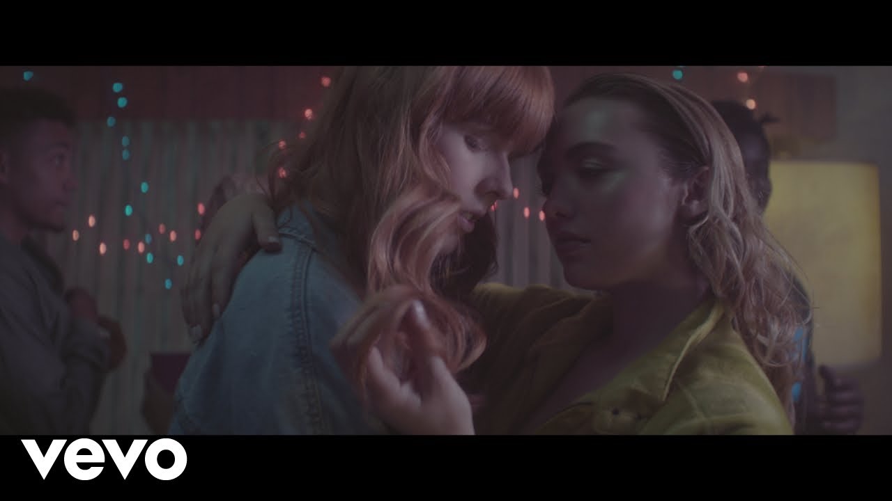 Una hermosa historia lésbica en el nuevo video de Little Mix y Cheat Codes “Only You”