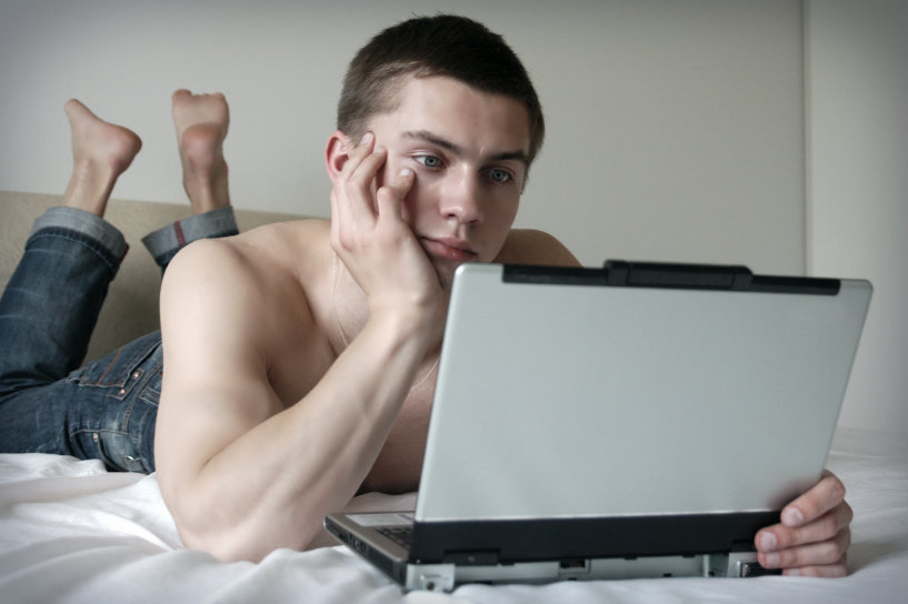 Sobre quienes miran porno gay ¿Qué tanto es tantito si tienes una relación seria?