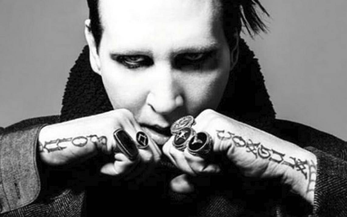 Marilyn Manson lanza dildo, pero no como se imaginan.