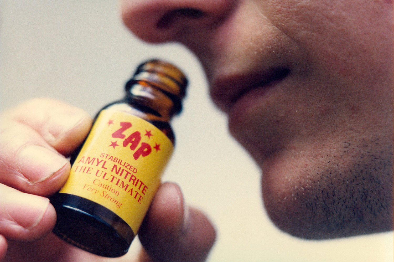 La persecución por el uso de poppers inicia en Australia con su prohibición
