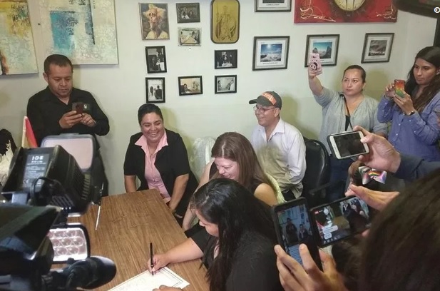 ¡QUE VIVA EL AMOR! Pareja hace historia al convertirse en el primer matrimonio igualitario de Nuevo León