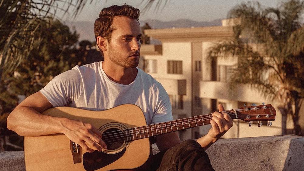 Cameron Hawthorn muy románticamente gay en “Dancing in the Living Room”.