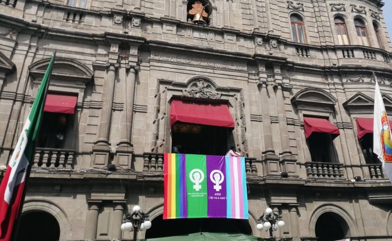 En Puebla Palacio Municipal coloca nuestra bandera en todo lo alto