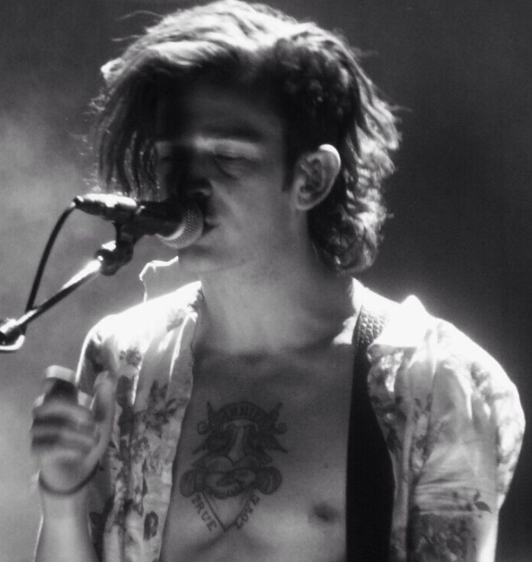 El acto irresponsable de Matt Healy