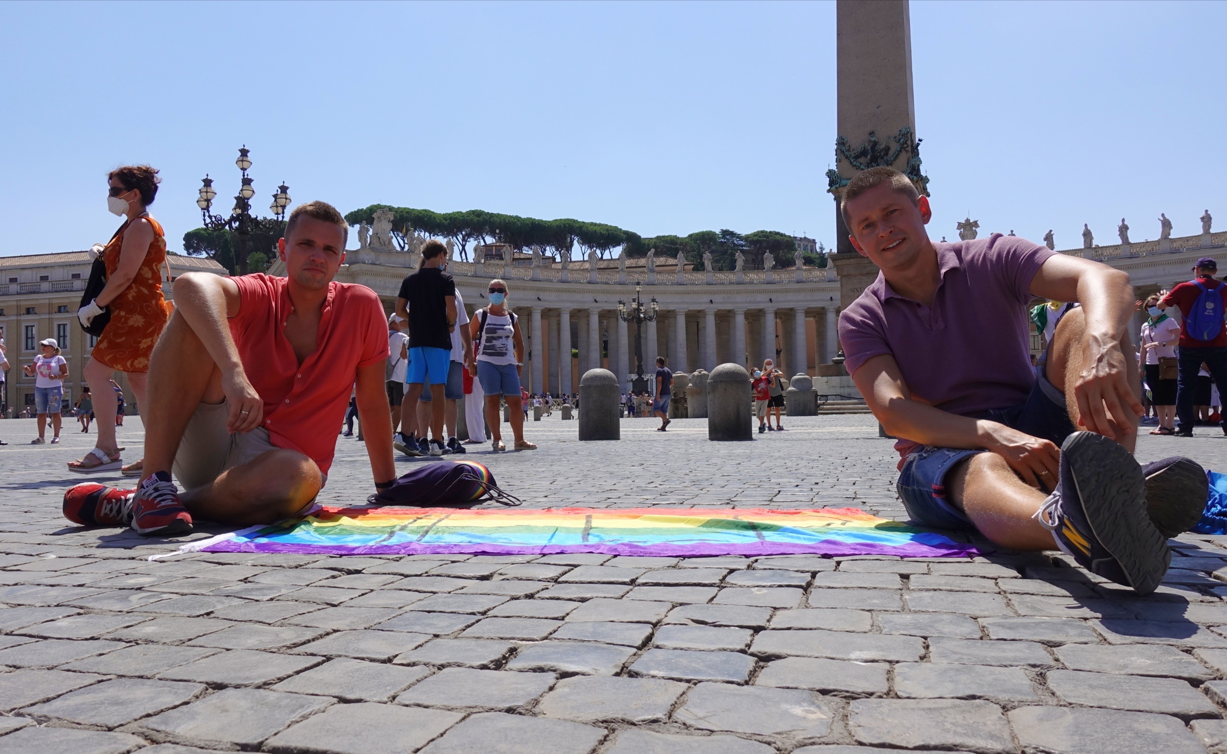 Pareja LGBT se manifiesta frente al Vaticano