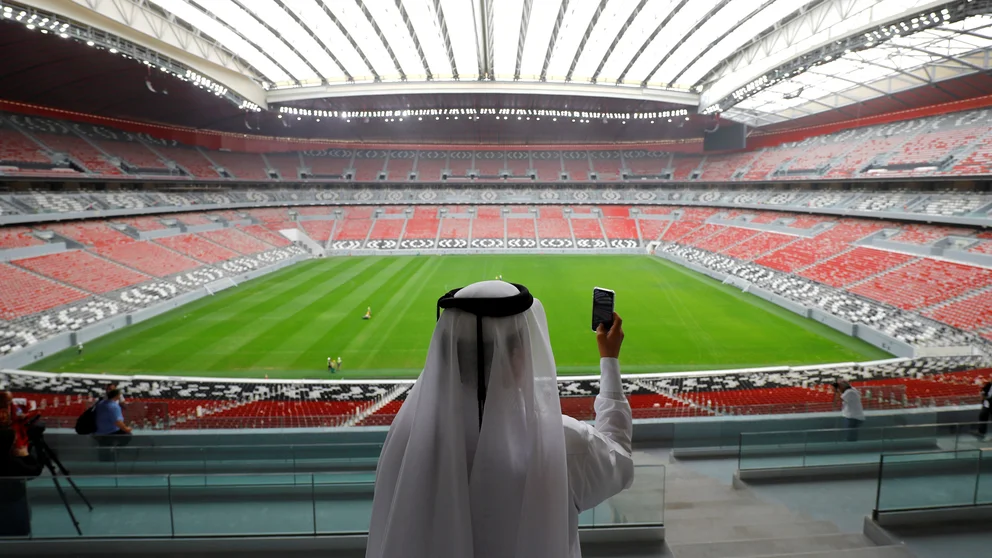 El jefe del Comité Organizador del Mundial de Qatar advirtió a la comunidad LGBT que no tenga “demostraciones de afecto” en público