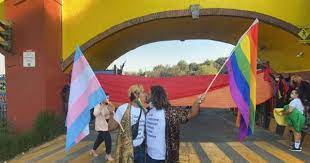 Con ‘besotón’, comunidad LGBT protesta frente a Six Flags por discriminación a pareja gay
