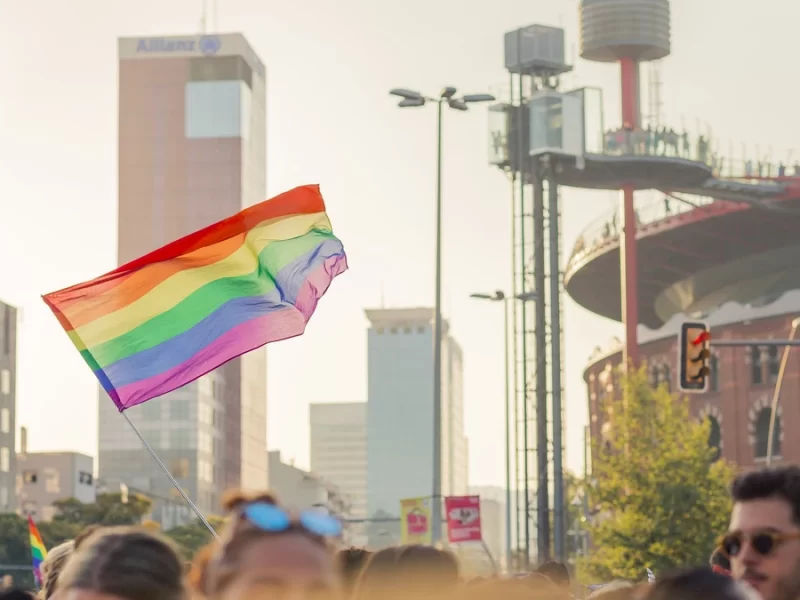 Francia prohíbe las terapias de reorientación sexual y las considera un “delito”