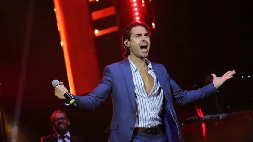 Tachan de transfóbico a Ernesto D’Alessio por criticar las cirugías de reasignación de sexo