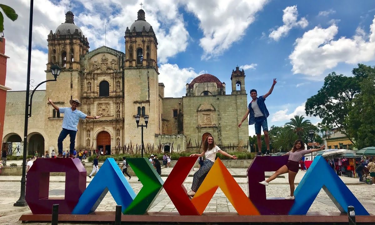 Murat Hinojosa presenta libro sobre Oaxaca
