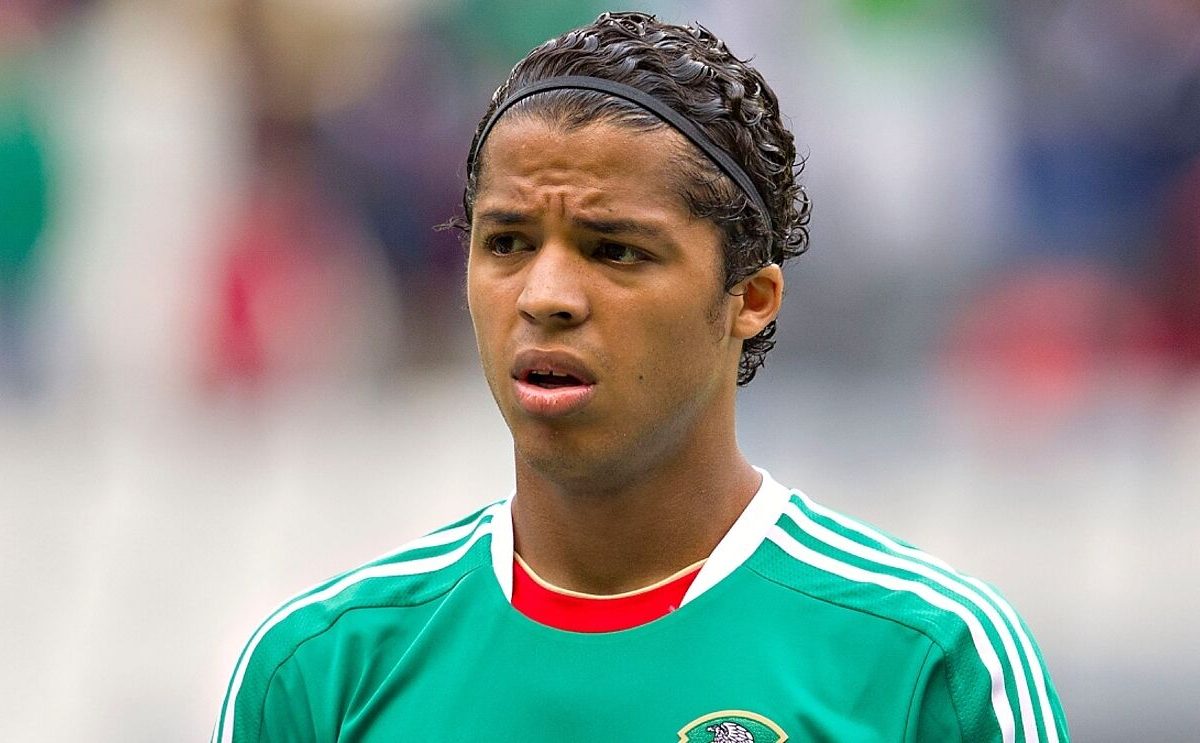Giovanni Dos Santos en polémica tras video saludando a funcionario