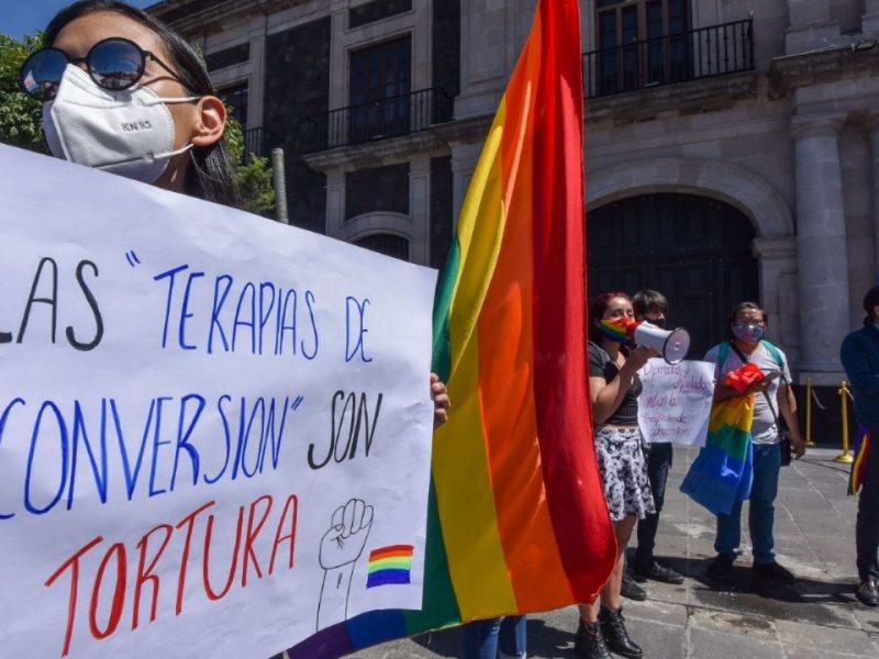 Michigan aprueba ley que prohíbe la terapia de conversión sexual para menores