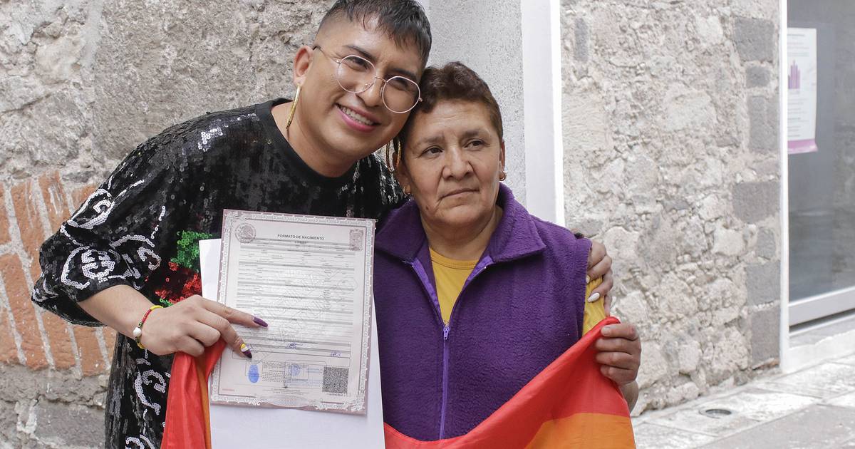 Betuky Camacho hace historia al registrarse como primer candidato no binario en Puebla para diputado/a