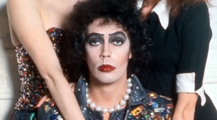 Tim Curry, The Rocky Horror Show y su impacto cultural en la comunidad LGBT+